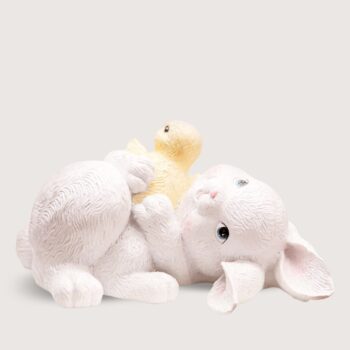 Aluguel de Coelhinha Lily Deitada Brincando com Pintinho Lovely