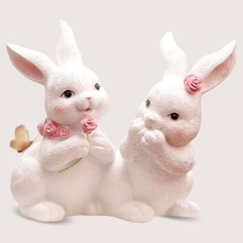 Aluguel de Coelhinhas Gêmeas Lily e Bety Brincando com Flor