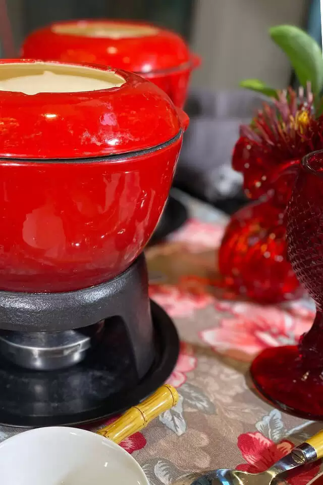 Fondue em Casa: Uma Noite Deliciosa com o Aluguel de Aparelhos de Fondue da Gandalua